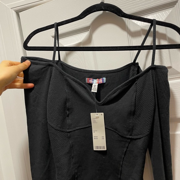 UO Francesca Off-The-Shoulder Long Sleeve Tee - Picture 4 of 4